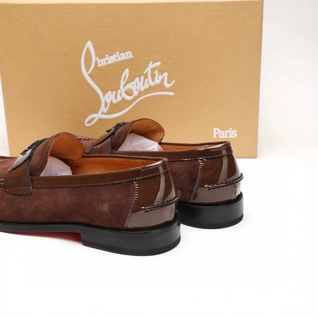 Batch 1,080 yuan 💰••New real shots••CL～High-end men’s 👔casual•loafers with red soles! ••🆑Genuine and top-quality goods from original orders ••✅💯 Purchase goods from top-quality original orders! Original imported patterned cowhide ➕Imported cowhide lining ➕Cowhide feet ➕Original leather outsole~🉑️Feel free to compare the authentic ones! Size: 38-44 (45.46.47 can be customized)